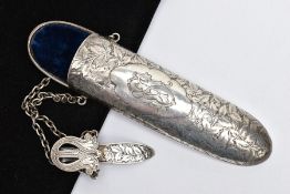 A LATE VICTORIAN SILVER SPECTACLES CASE, with engraved ivy leaf decoration, central scrolling