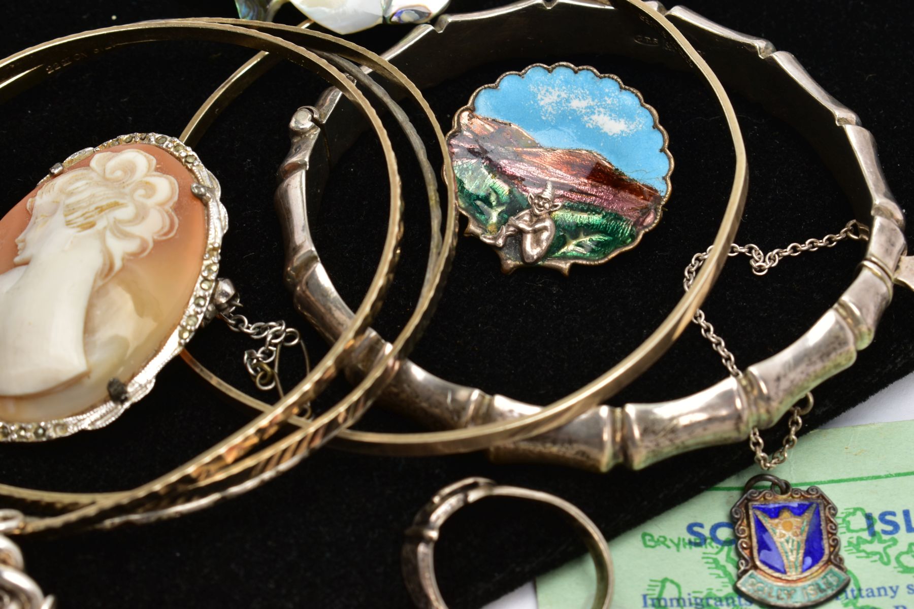 A SILVER BAMBOO BANGLE, CHARM BRACELET, CHARMS AND OTHER JEWELLERY, hinged bangle shaped with a - Image 4 of 6