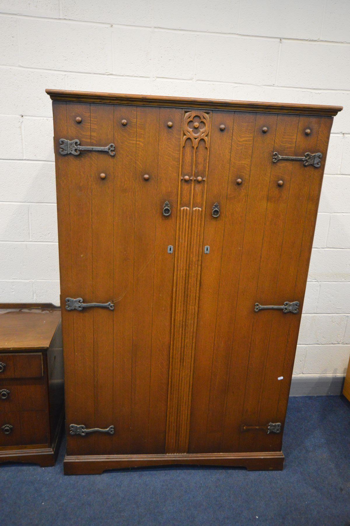 AN OAK THREE PIECE BEDROOM SUITE, comprising two double door wardrobes, width 114cm x depth 58cm, - Image 2 of 5