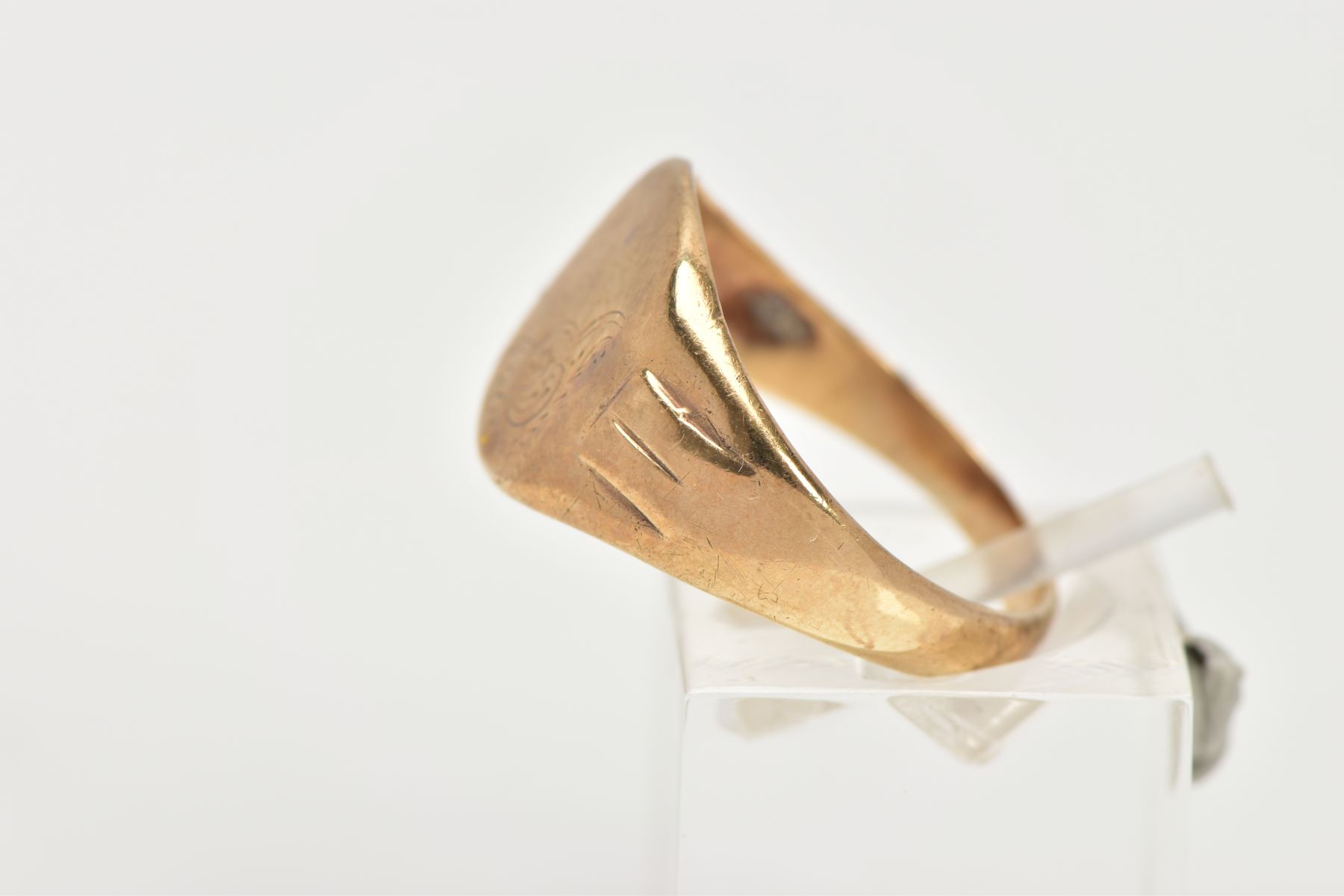 A 9CT GOLD SQUARE SIGNET RING, engraved detail on the face, approximately 12.4mm at the widest - Image 2 of 4