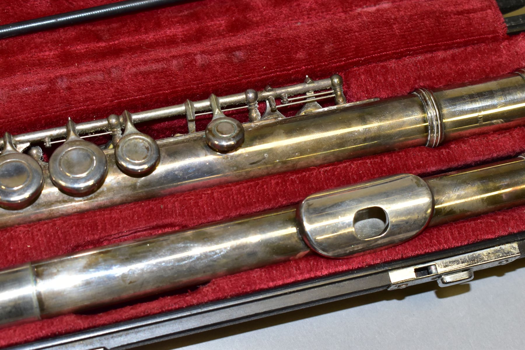 A CASED YAMAHA SILVER PLATED FLUTE, bears model No. YFL2115, the case fitted with cleaning - Bild 4 aus 5