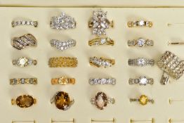 TWENTY-ONE DRESS RINGS AND A RING BOX, to include white metal and silver gilt rings, various