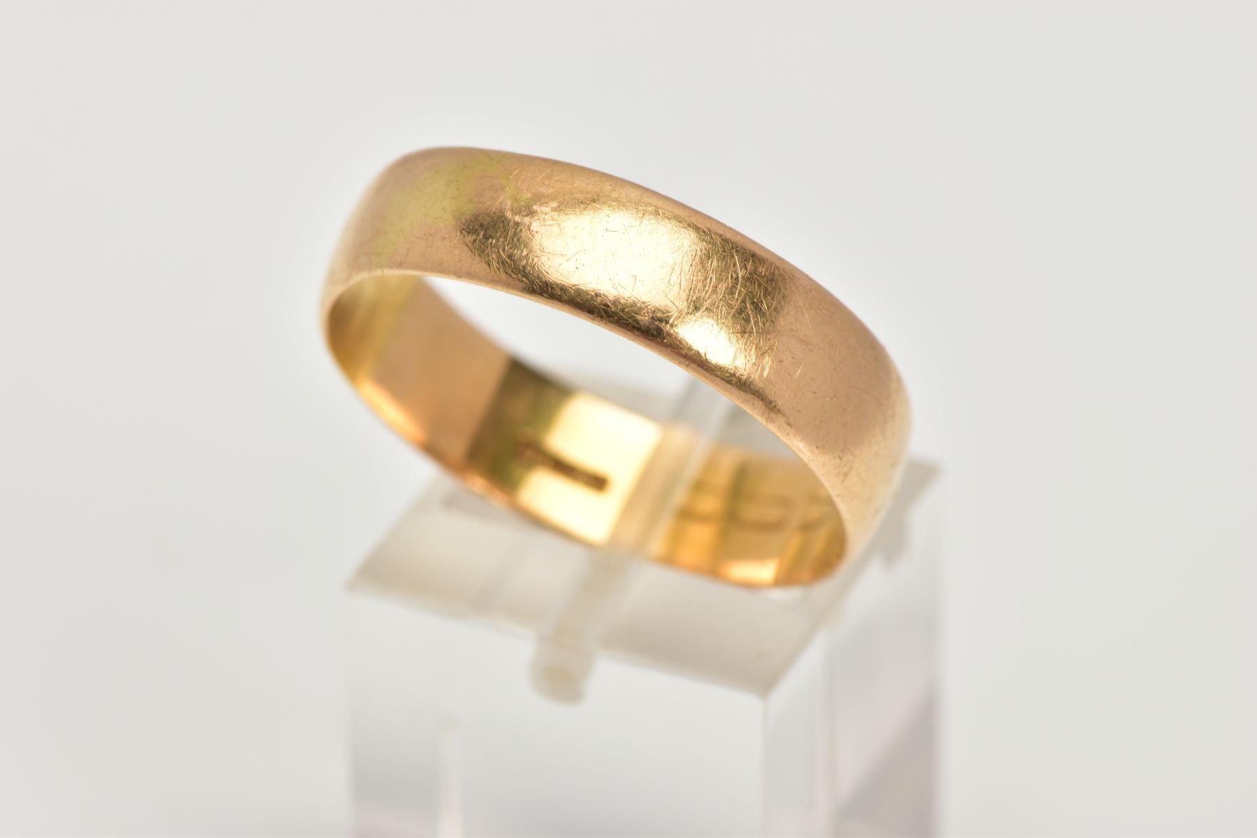 AN 18CT GOLD BAND RING, a plain flat band ring, with 18ct hallmark for Chester, hallmark rubbed,