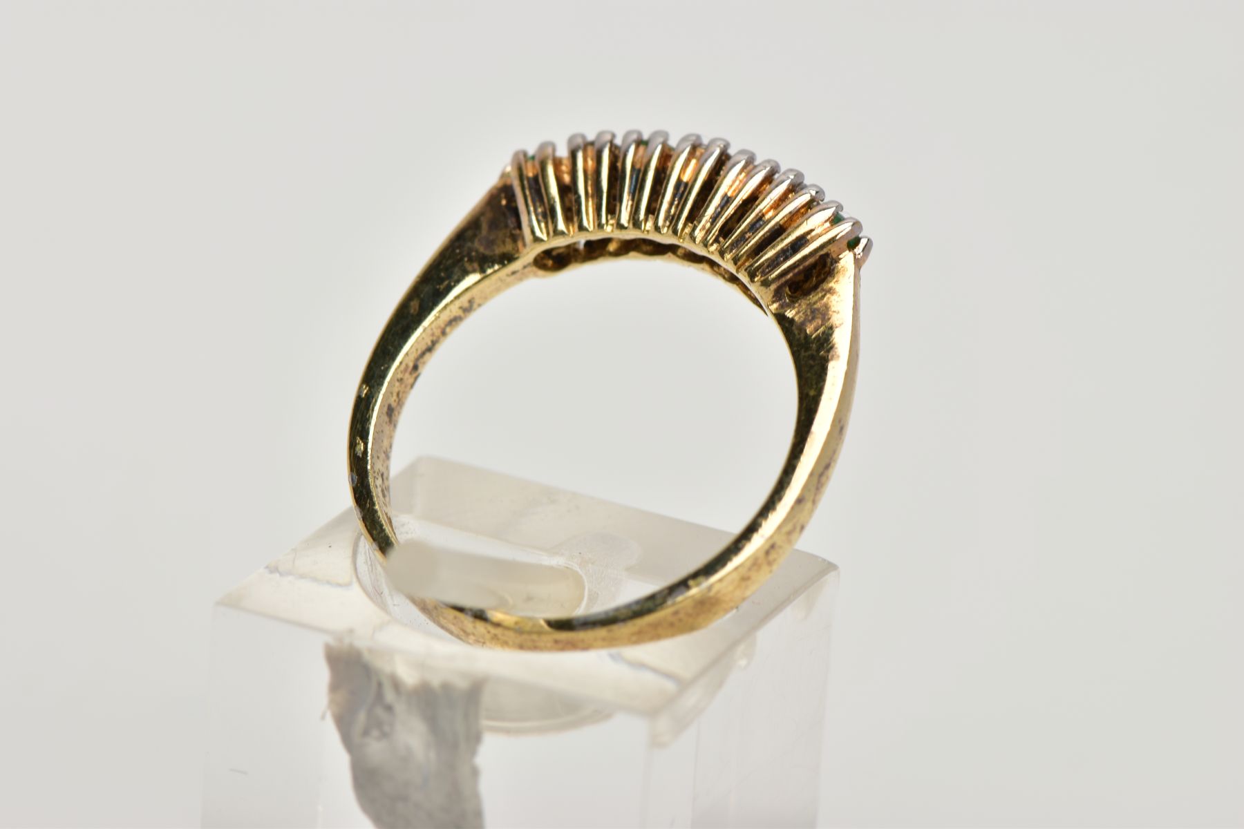 A YELLOW METAL HALF ETERNITY RING, designed with a row of four circular cut emeralds, interspaced - Image 4 of 5