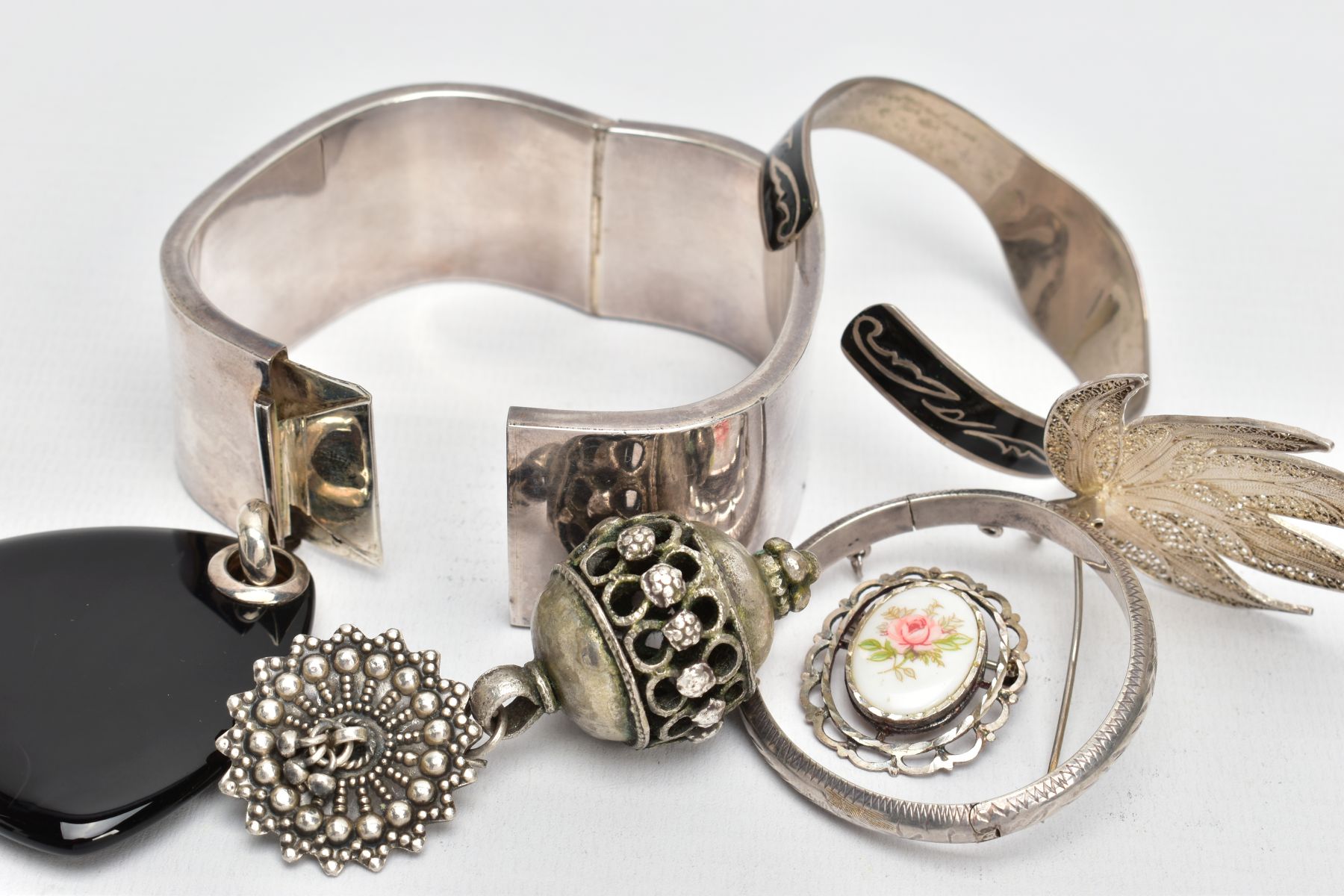 A BAG OF ASSORTED WHITE METAL JEWELLERY, to include a square shaped wide hollow bangle, fitted - Image 3 of 4