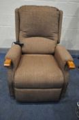 A BROWN UPHOLSTERED ELECTRIC RISE AND RECLINE ARMCHAIR (PAT pass and working)