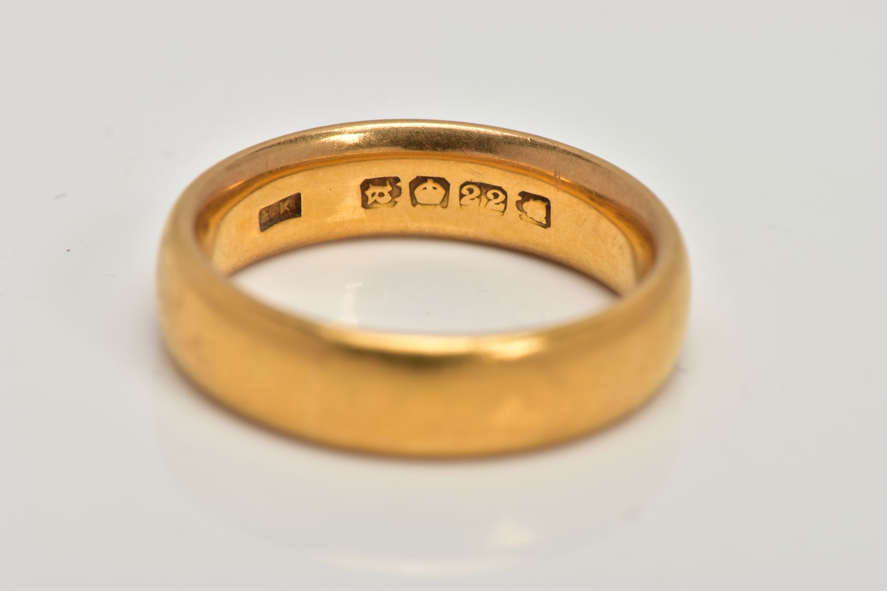 AN EARLY 20TH CENTURY 22CT GOLD BAND RING, of plain design, 22ct hallmark for London 1916, ring size - Image 2 of 2