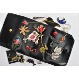 A BAG OF ASSORTED SILVER AND COSTUME JEWELLERY AND A BLACK PURSE, to include a textured leaf brooch,