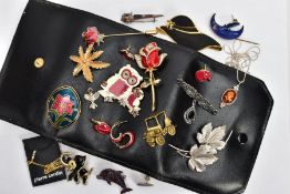 A BAG OF ASSORTED SILVER AND COSTUME JEWELLERY AND A BLACK PURSE, to include a textured leaf brooch,