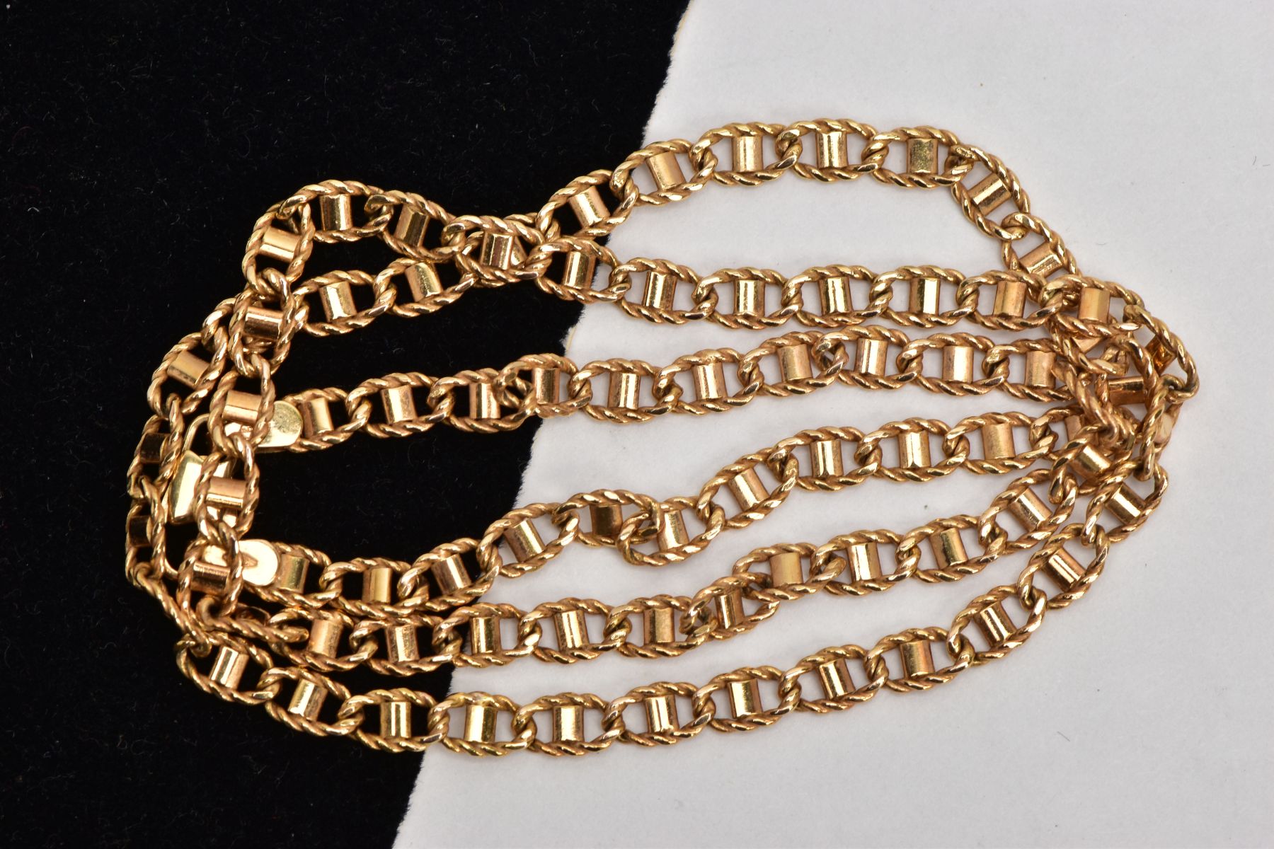 A 9CT GOLD ROPE TWIST MARINER CHAIN, fitted with a lobster claw clasp hallmarked 9ct gold London