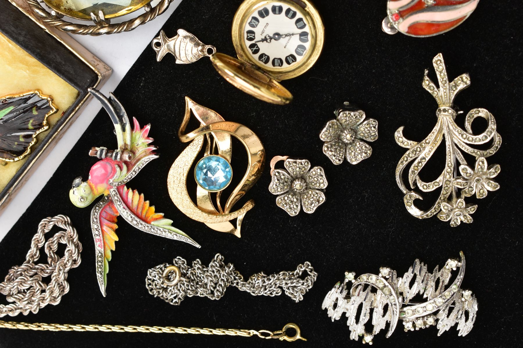 A SMALL SELECTION OF COSTUME JEWELLERY, to include a marcasite leaf brooch, further marcasite - Image 5 of 6