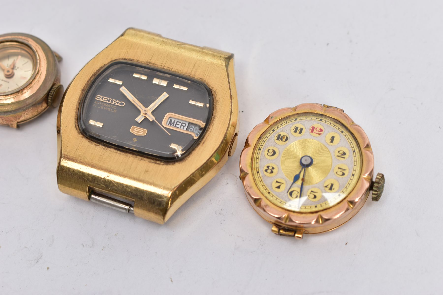 AN EARLY 20TH CENTURY WATCH HEAD AND TWO ADDITIONAL WATCH HEADS, 9ct gold watch head with bevelled - Image 2 of 4