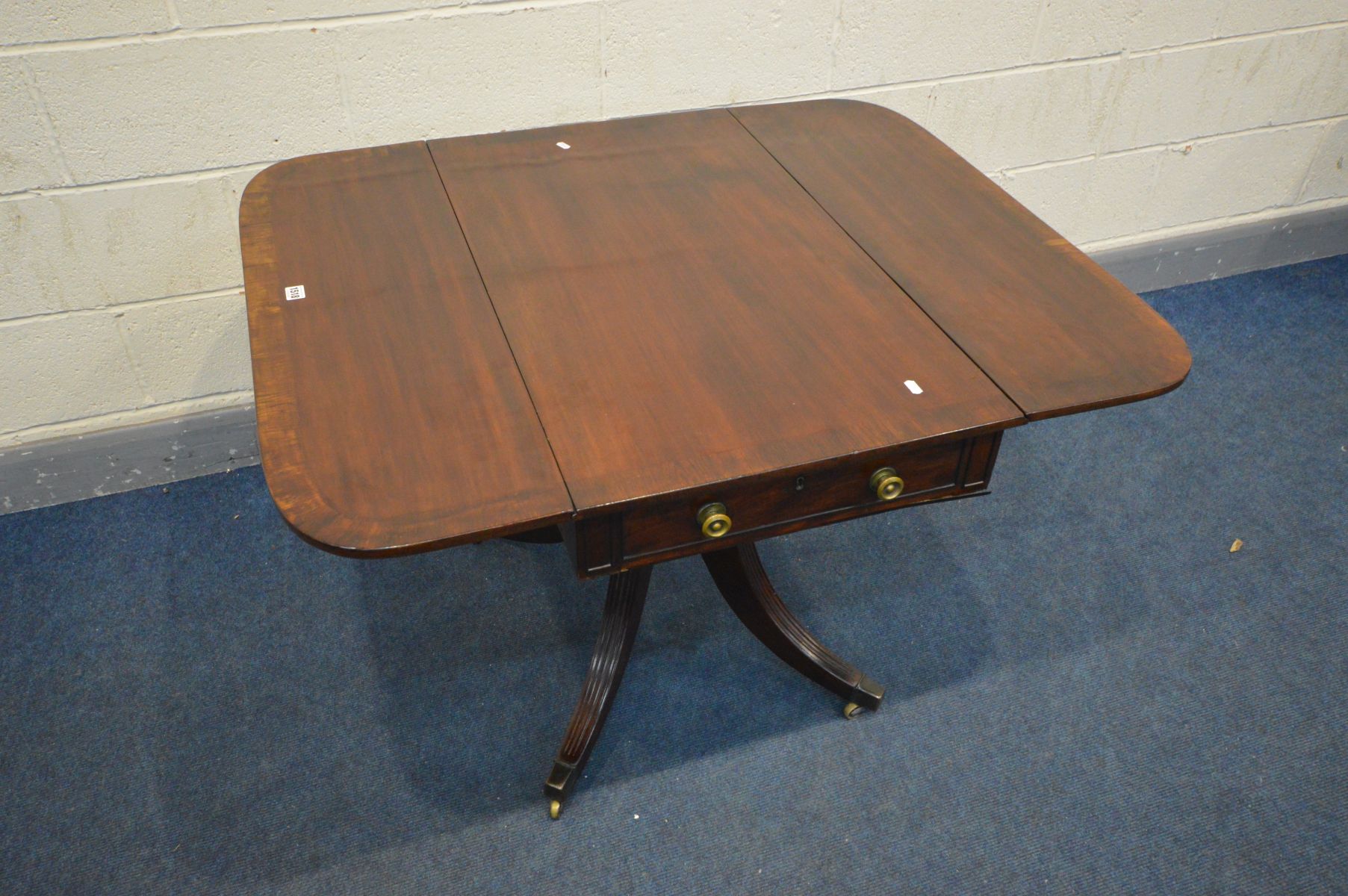 A REGENCY MAHOGANY AND ROSEWOOD CROSSBANDED DROP LEAF PEDESTAL PEMBROKE TABLE, a single drawer to - Image 2 of 5