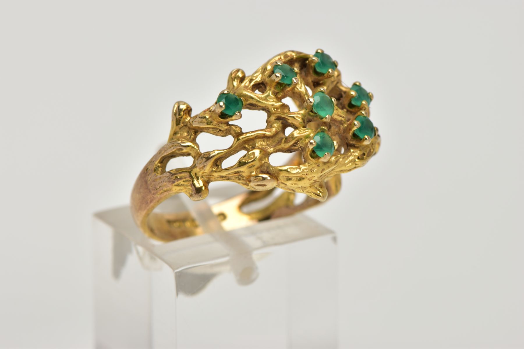 AN ABSTRACT GEM RING, of textured openwork design, claw set with seven circular cut green gems - Image 4 of 4