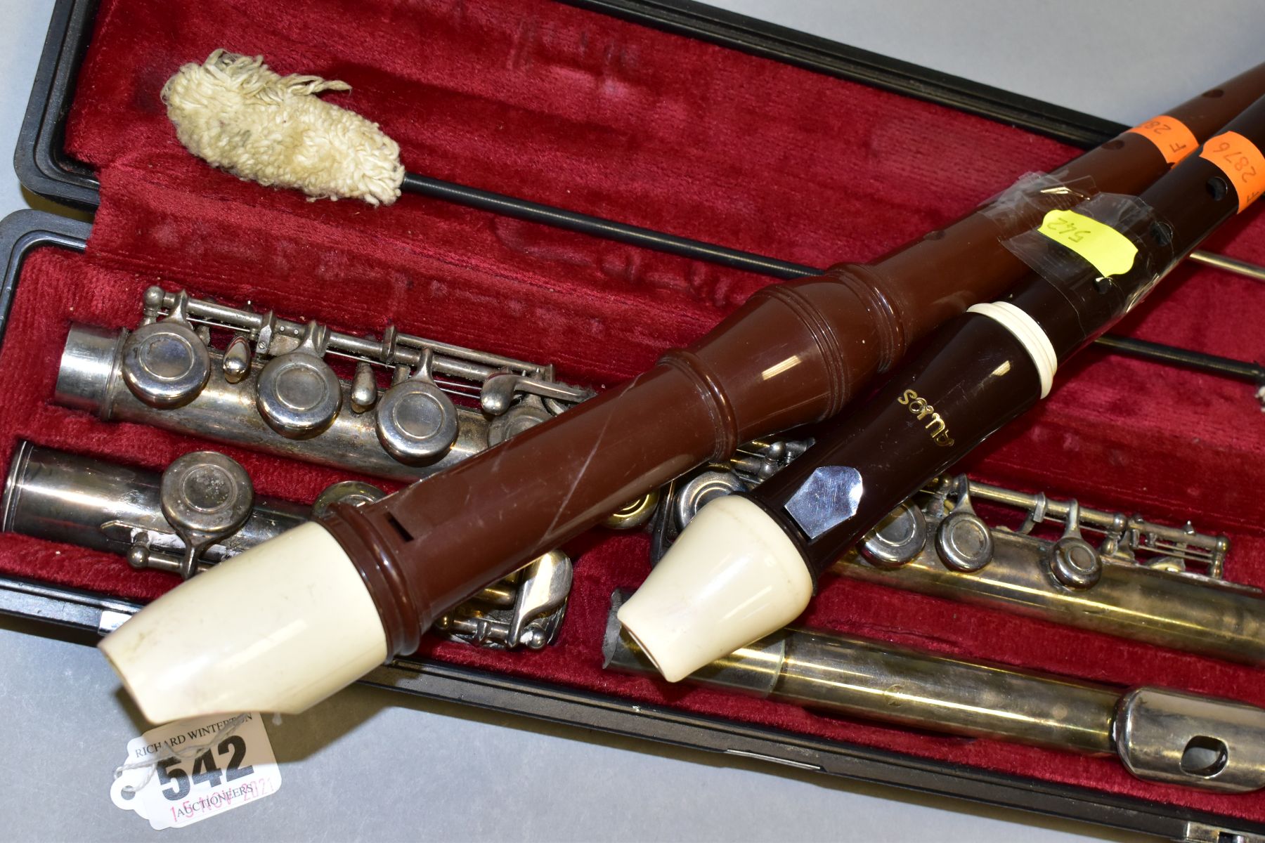 A CASED YAMAHA SILVER PLATED FLUTE, bears model No. YFL2115, the case fitted with cleaning - Bild 2 aus 5