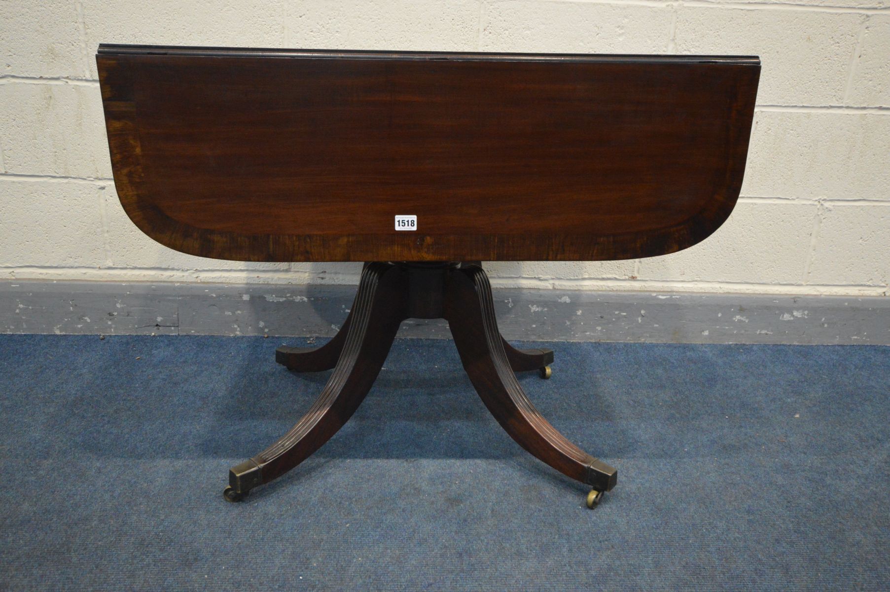 A REGENCY MAHOGANY AND ROSEWOOD CROSSBANDED DROP LEAF PEDESTAL PEMBROKE TABLE, a single drawer to - Image 4 of 5