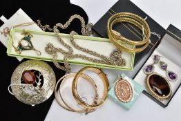 A SELECTION OF ITEMS, to include a Scottish silver brooch, set with a central circular cut orange