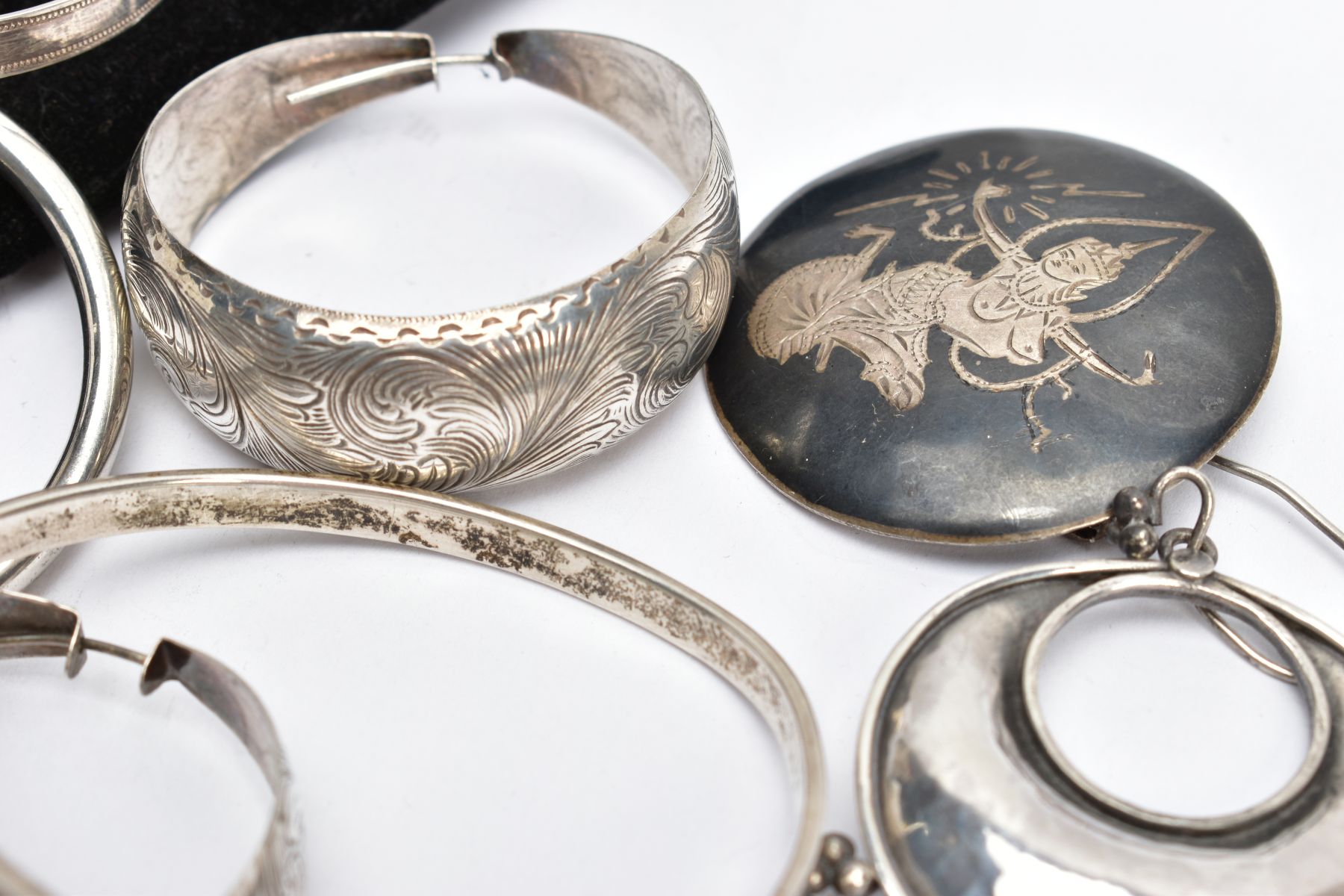 A SELECTION OF WHITE METAL EARRINGS, BANGLES AND A BROOCH, to include two pairs of polished hoops, - Image 4 of 4