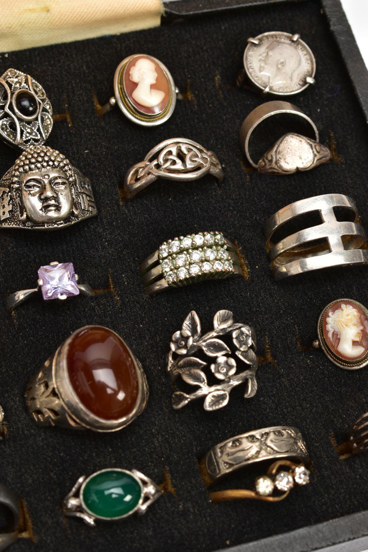 A RING DISPLAY BOX WITH RINGS, to include thirty-six white metal rings in total, of various styles - Image 2 of 5