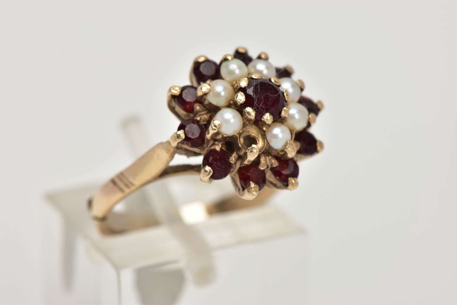 A GEM CLUSTER RING, designed as a tiered cluster of claw set red gems assessed as garnets and - Image 4 of 4