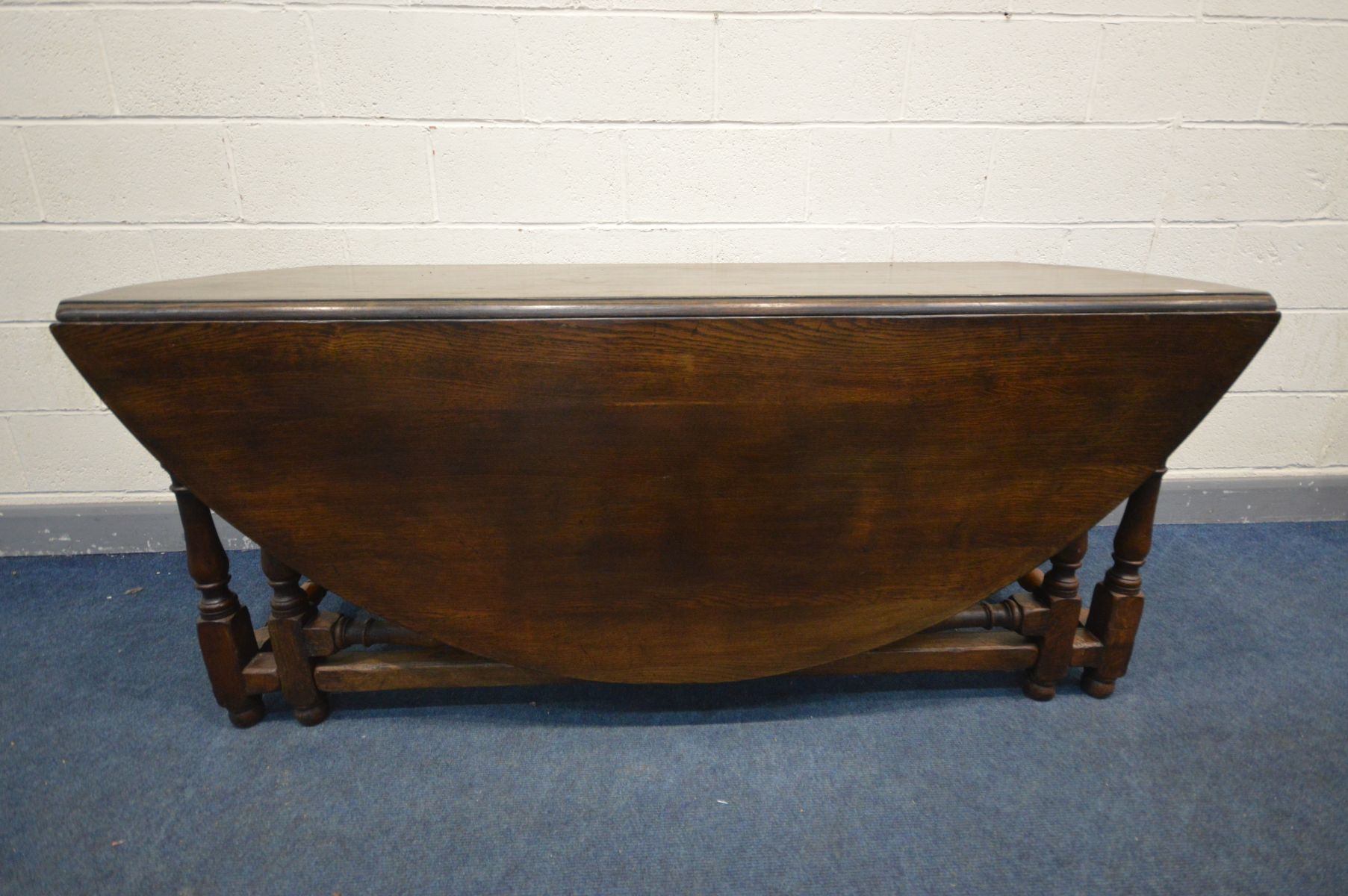 A LARGE REPRODUCTION GEORGIAN STYLE OAK GATE LEG TABLE, the drop leaves each with double legs, - Image 5 of 5