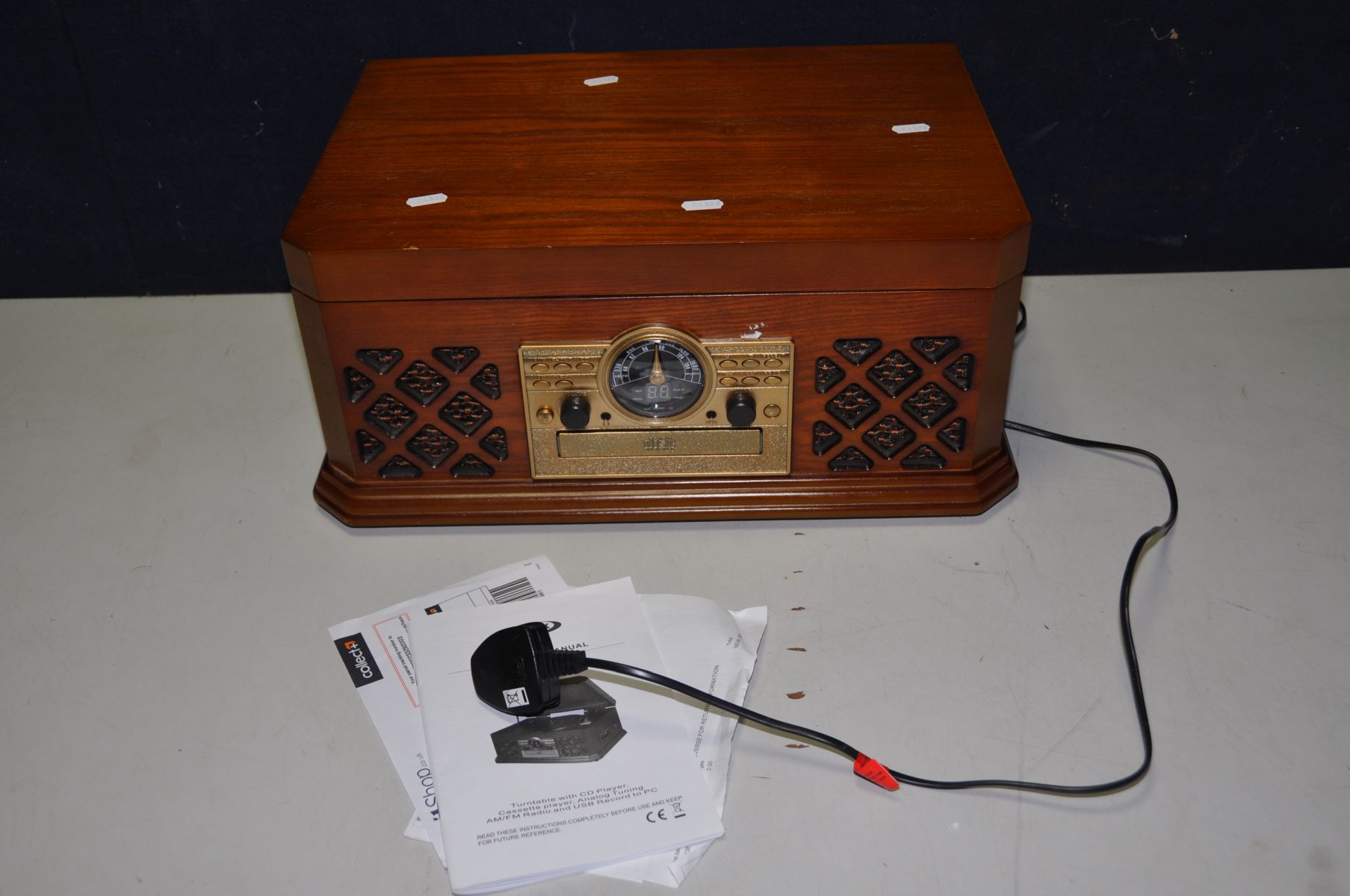 A ZENNOX D3939 RETRO HI-FI with CD, tape, USB ,radio and turntable (PAT pass and fully working)