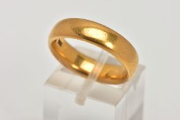 AN EARLY 20TH CENTURY 22CT GOLD BAND RING, of plain design, 22ct hallmark for London 1916, ring size