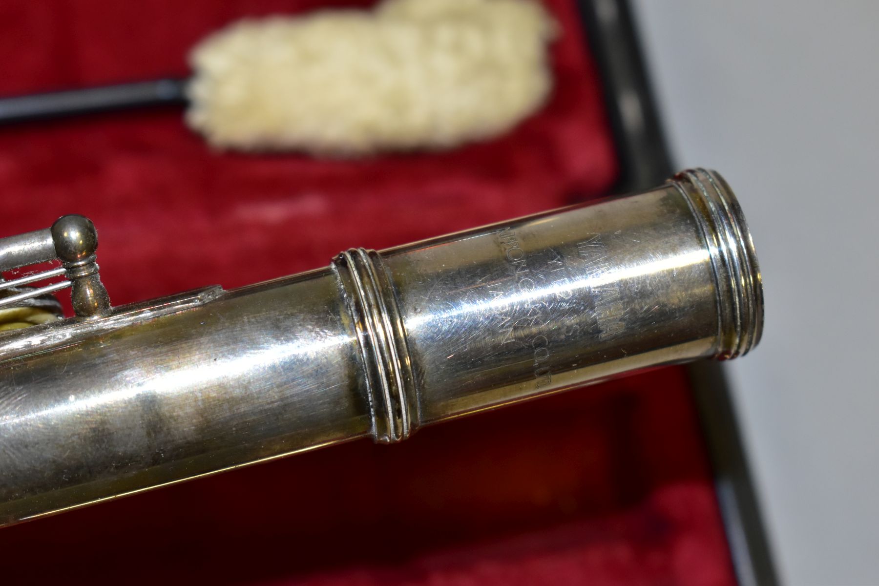 A CASED YAMAHA SILVER PLATED FLUTE, bears model No. YFL2115, the case fitted with cleaning - Bild 5 aus 5