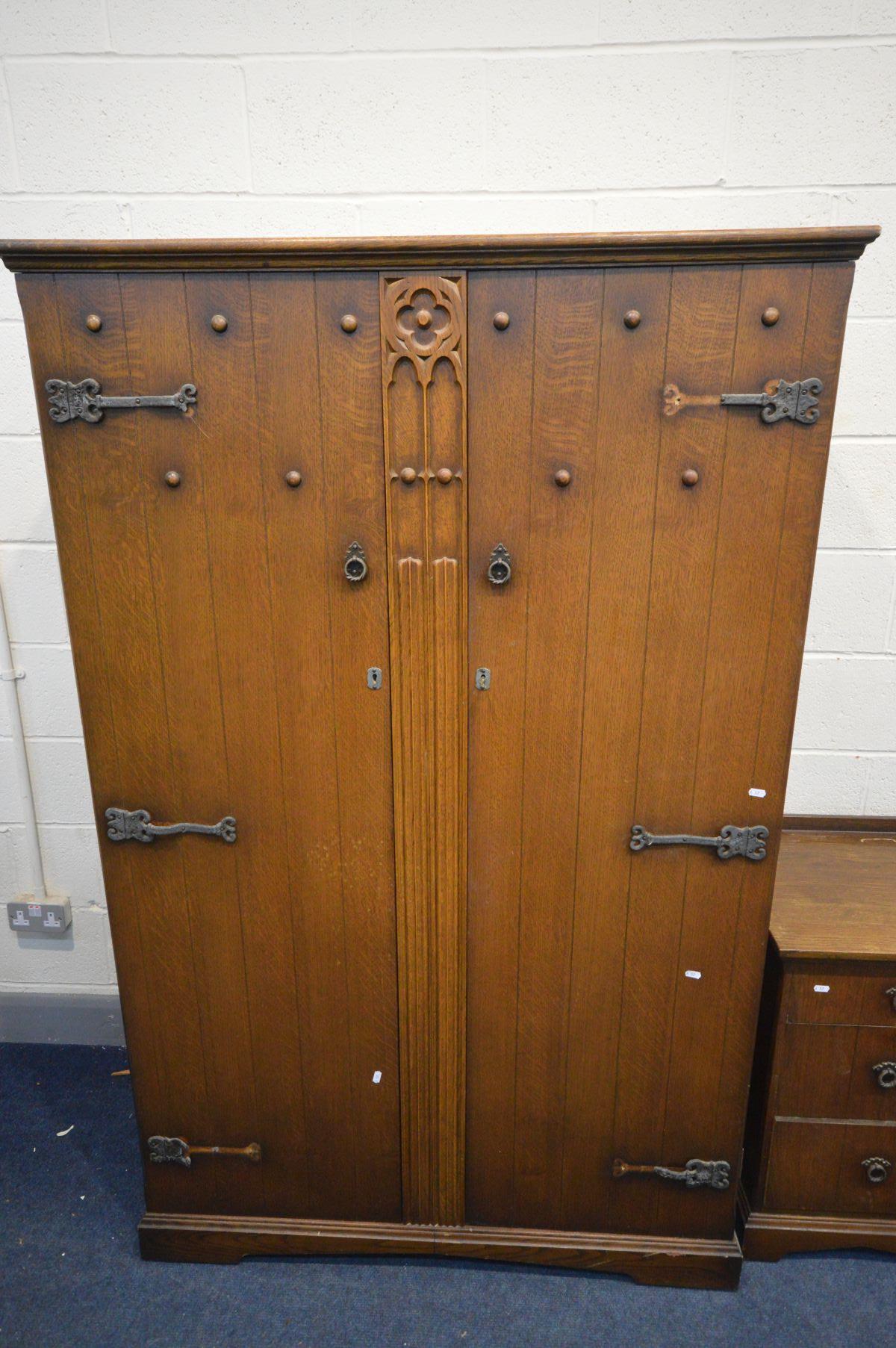 AN OAK THREE PIECE BEDROOM SUITE, comprising two double door wardrobes, width 114cm x depth 58cm, - Image 3 of 5