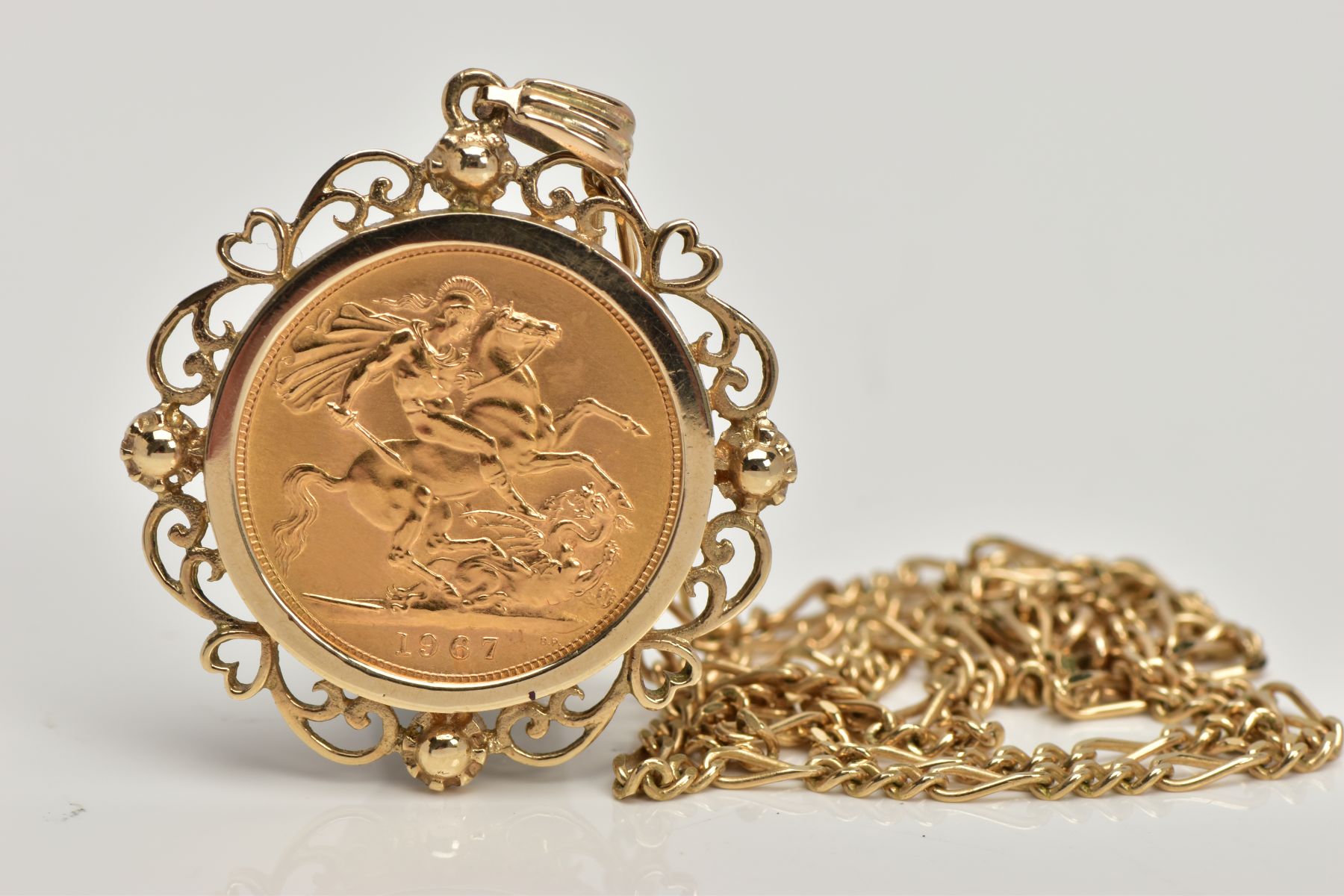 A MOUNTED FULL SOVEREIGN PENDANT AND CHAIN, sovereign depicting Queen Elizabeth II, George and the