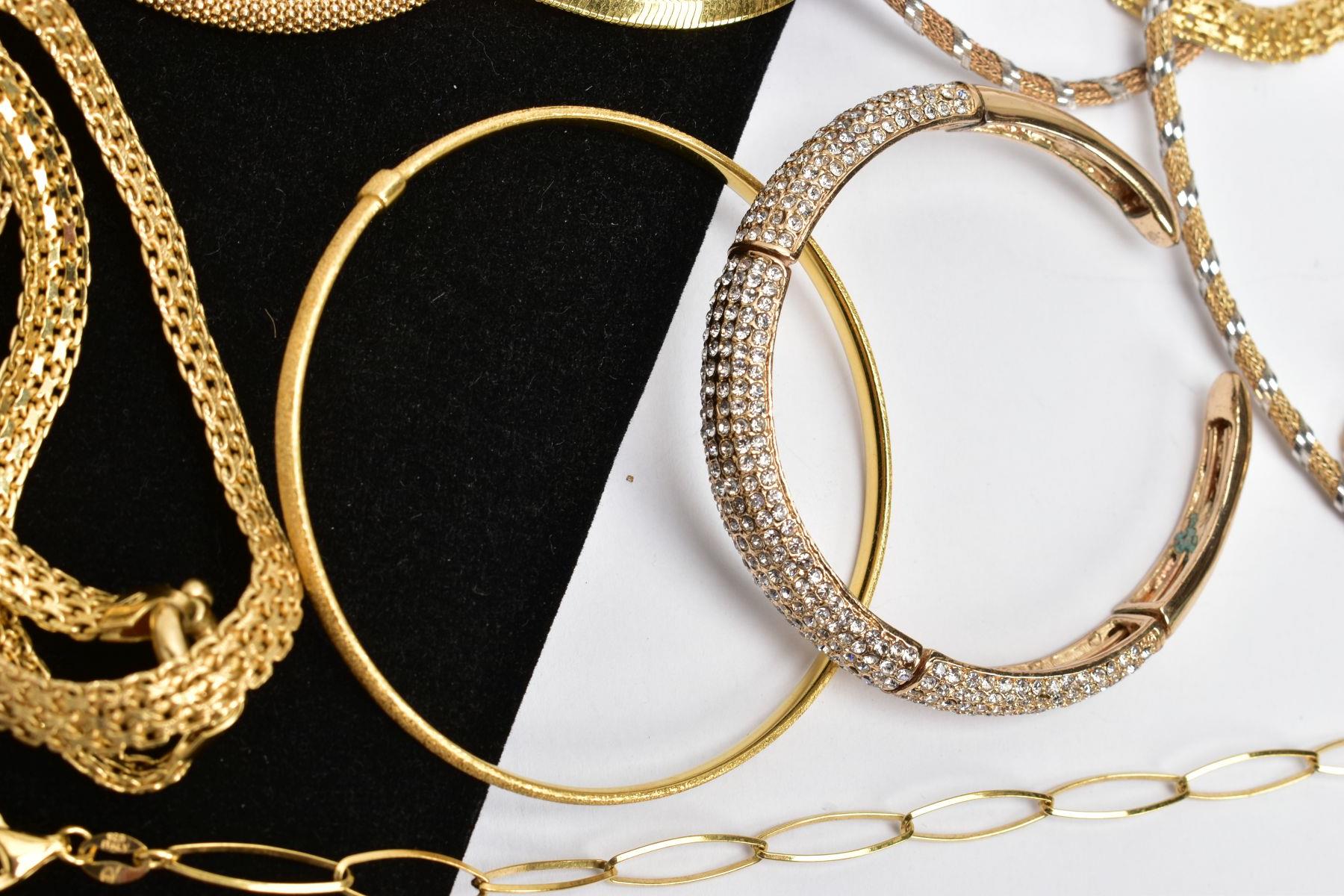 A BOX OF ASSORTED GOLD-PLATED JEWELLERY, to include a flat articulated necklace fitted with a - Image 3 of 6
