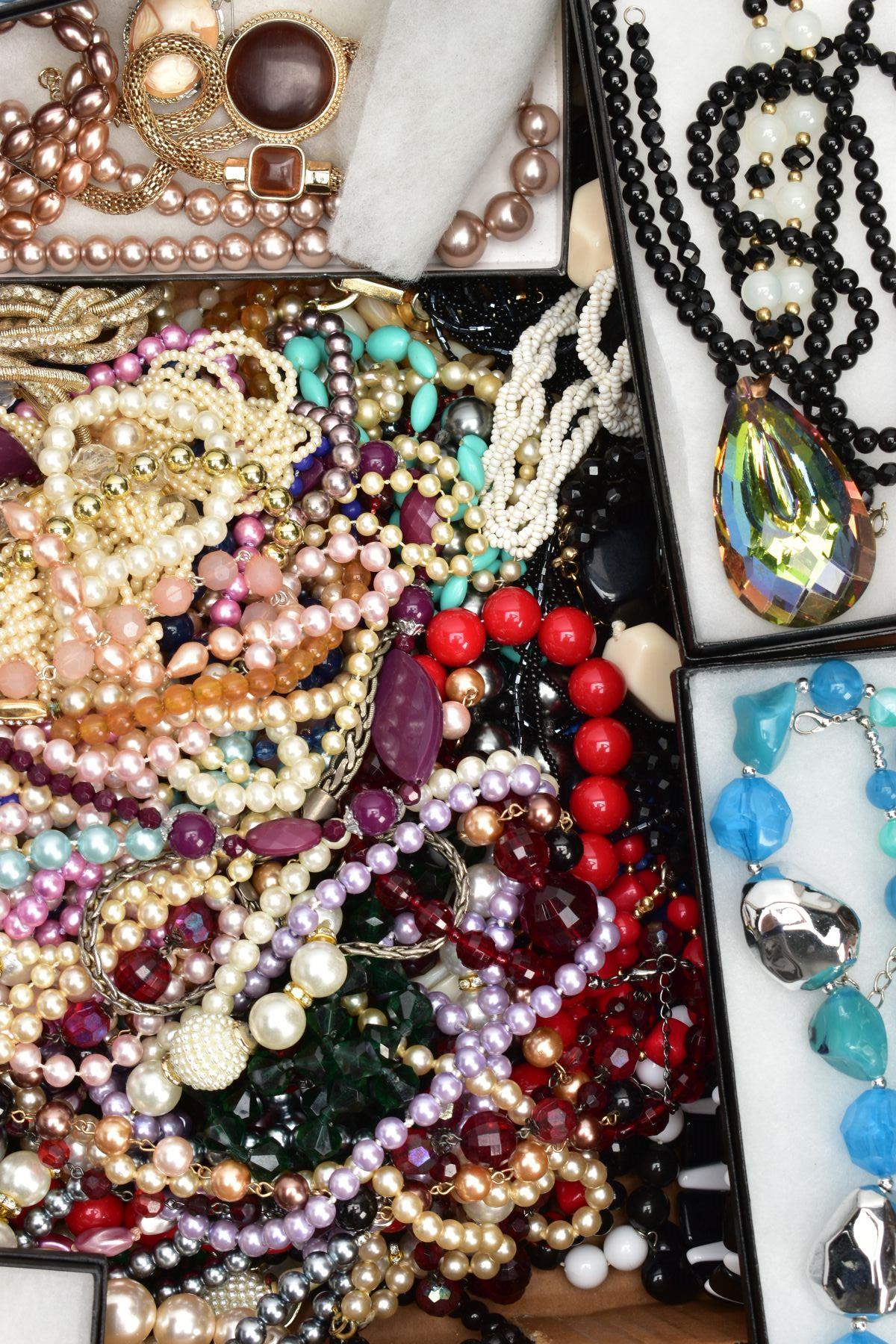 A SELECTION OF COSTUME JEWELLERY to include a selection of beaded necklaces and bracelets etc - Image 2 of 4