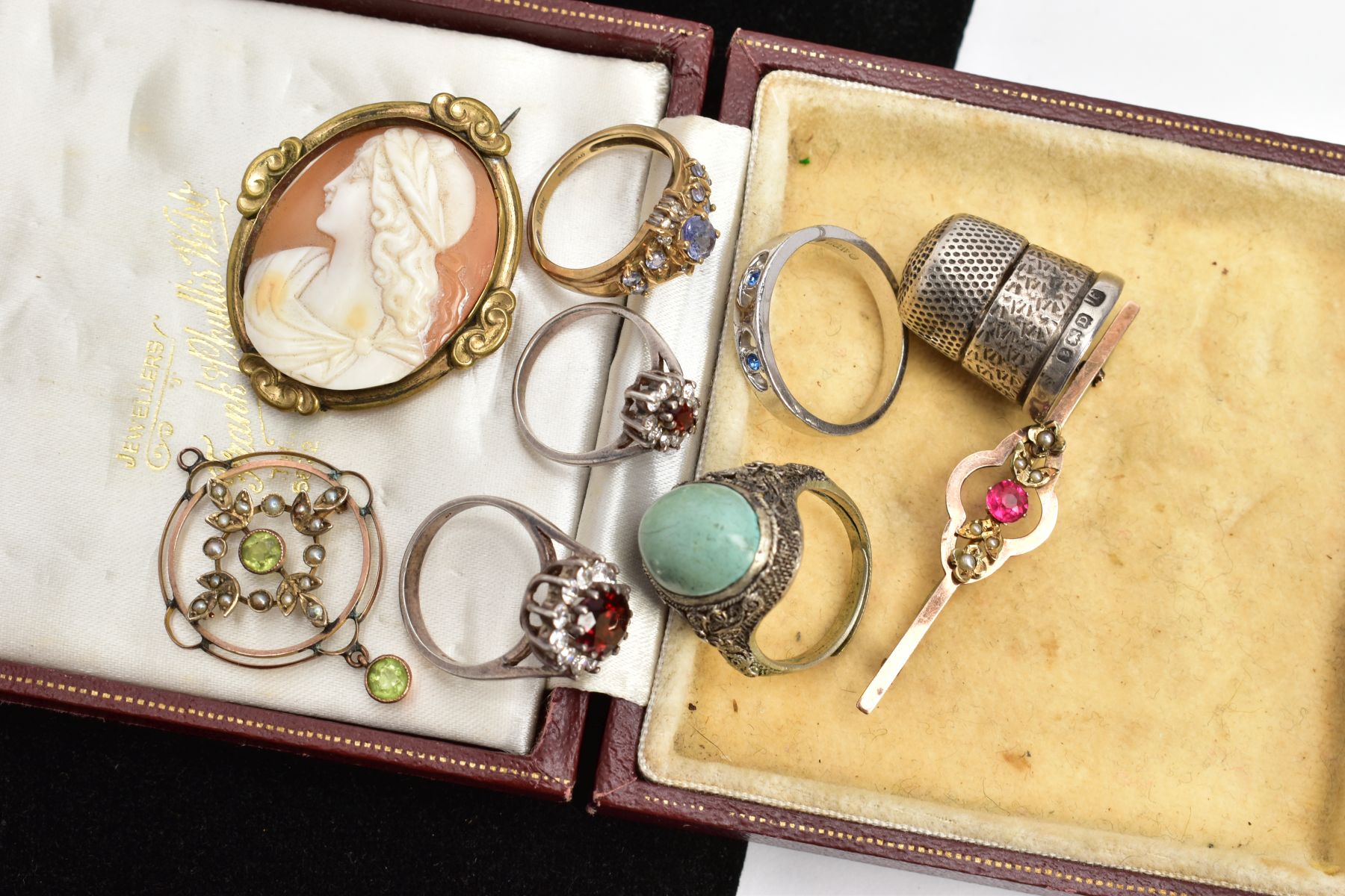 A BOX OF ASSORTED JEWELLERY, to include a yellow metal Edwardian openwork pendant, of a circular