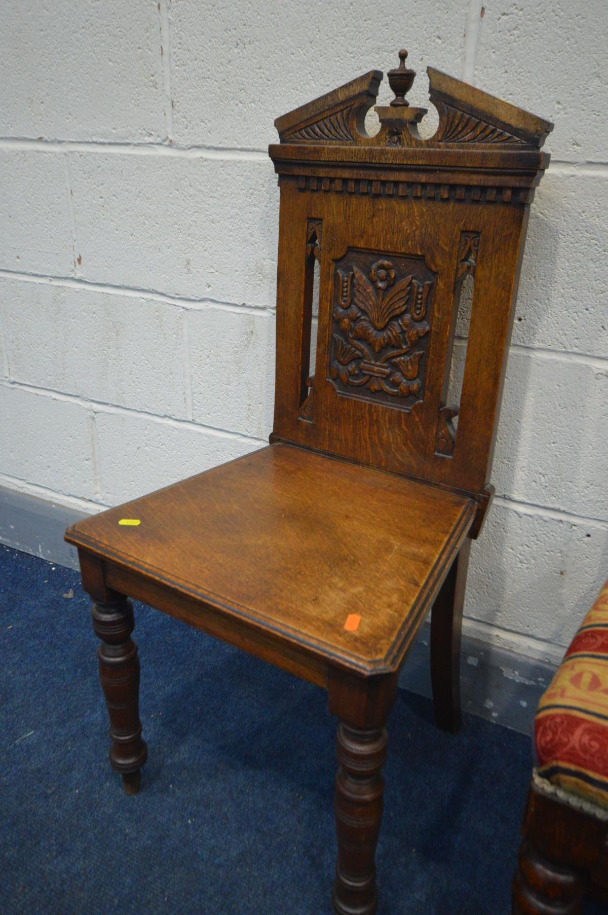 A PAIR OF EDWARDIAN OAK HALL CHAIRS, with quatrefoil detail, and a carved oak hall chair (3) - Image 3 of 3