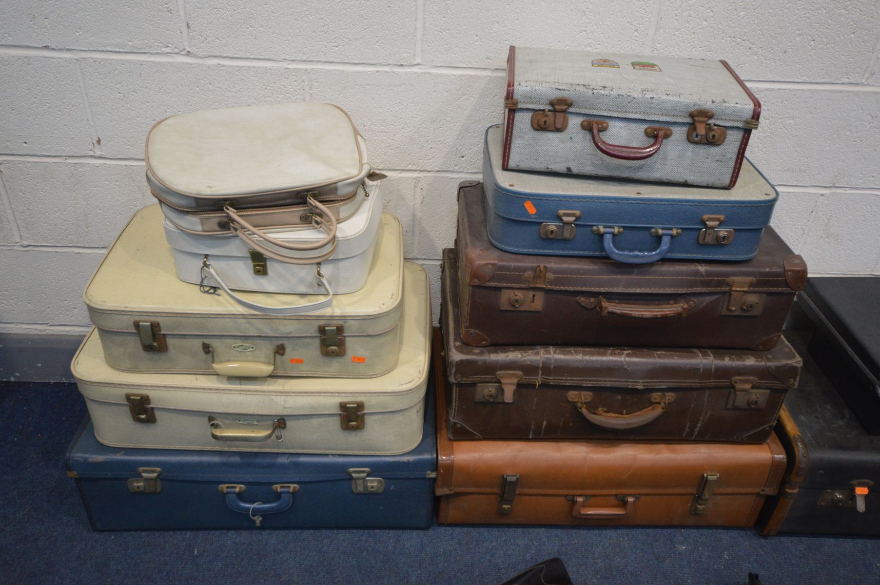 A SELECTION OF TWENTY FIVE VARIOUS LUGGAGE, of various styles, ages and materials - Image 3 of 5