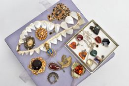 A SELECTION OF SILVER AND COSTUME JEWELLERY, to include a silver pendant necklace of a circular