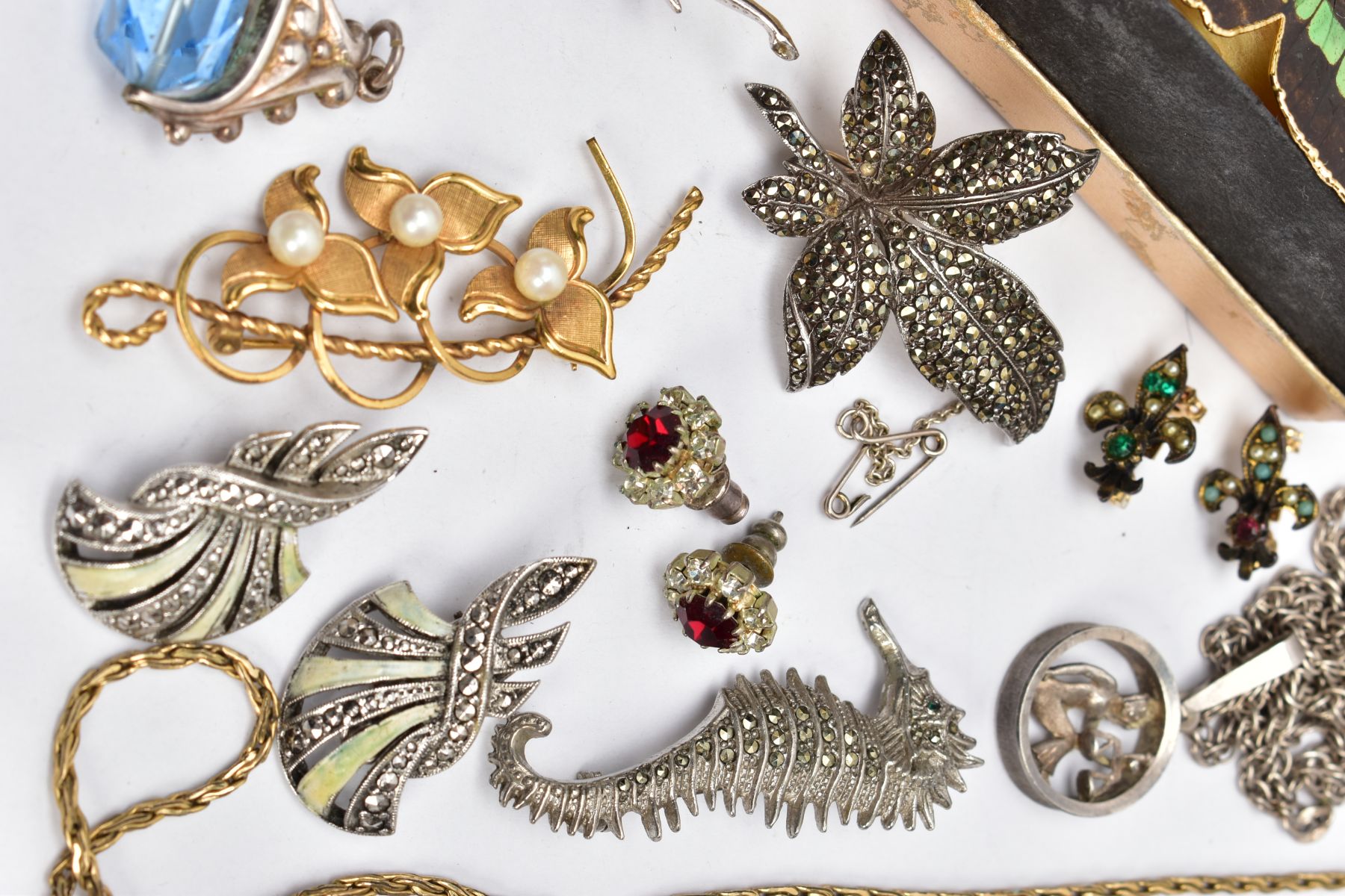 A SMALL SELECTION OF COSTUME JEWELLERY, to include a marcasite leaf brooch, further marcasite - Image 3 of 6