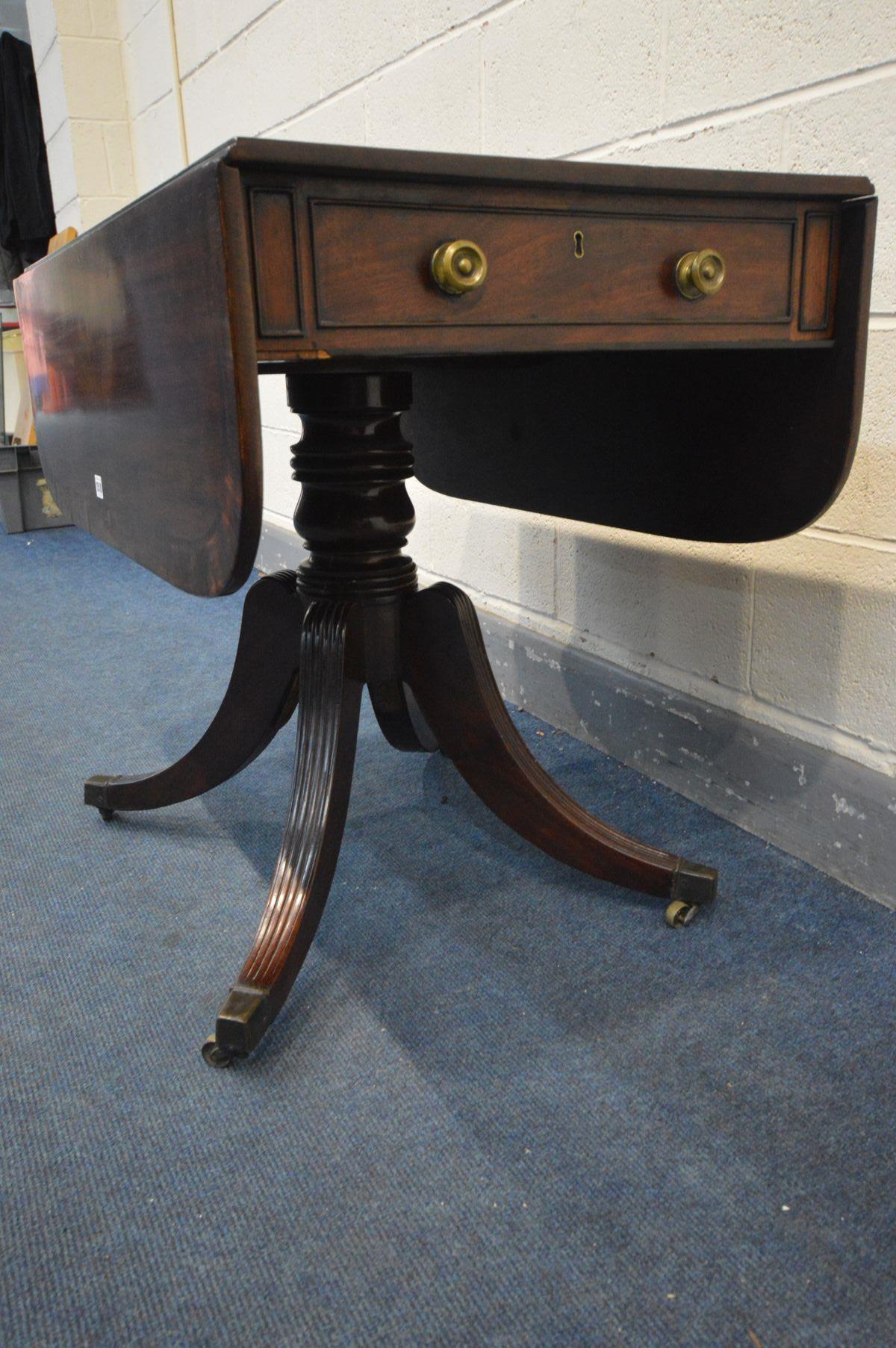 A REGENCY MAHOGANY AND ROSEWOOD CROSSBANDED DROP LEAF PEDESTAL PEMBROKE TABLE, a single drawer to - Image 5 of 5