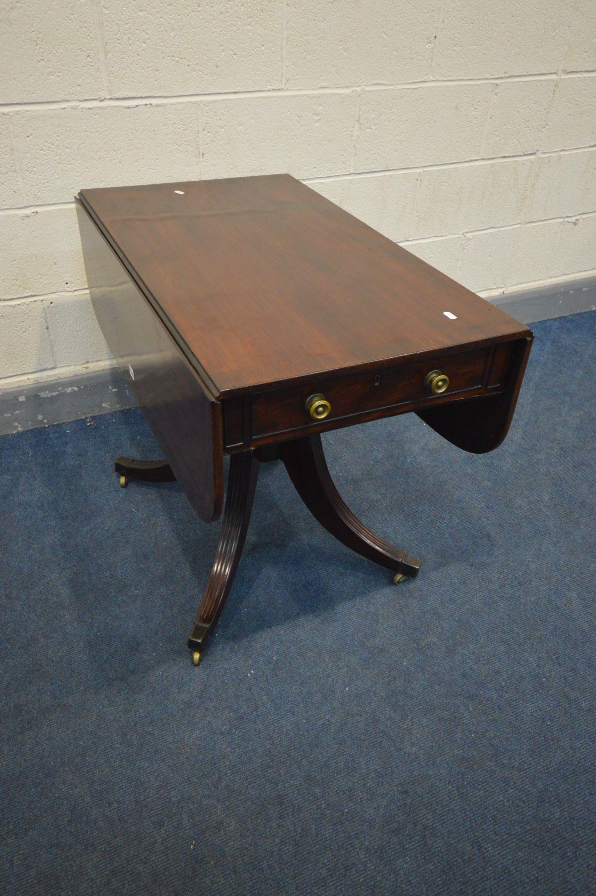 A REGENCY MAHOGANY AND ROSEWOOD CROSSBANDED DROP LEAF PEDESTAL PEMBROKE TABLE, a single drawer to - Image 3 of 5