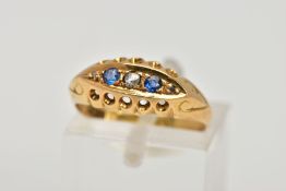 AN EARLY 20TH CENTURY, 18CT GOLD SAPPHIRE AND DIAMOND BOAT RING, the central piece set with two