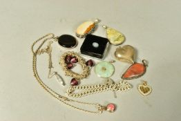 A BAG OF ASSORTED JEWELLERY ITEMS, to include a silver mounted jade pendant, fitted with a tapered