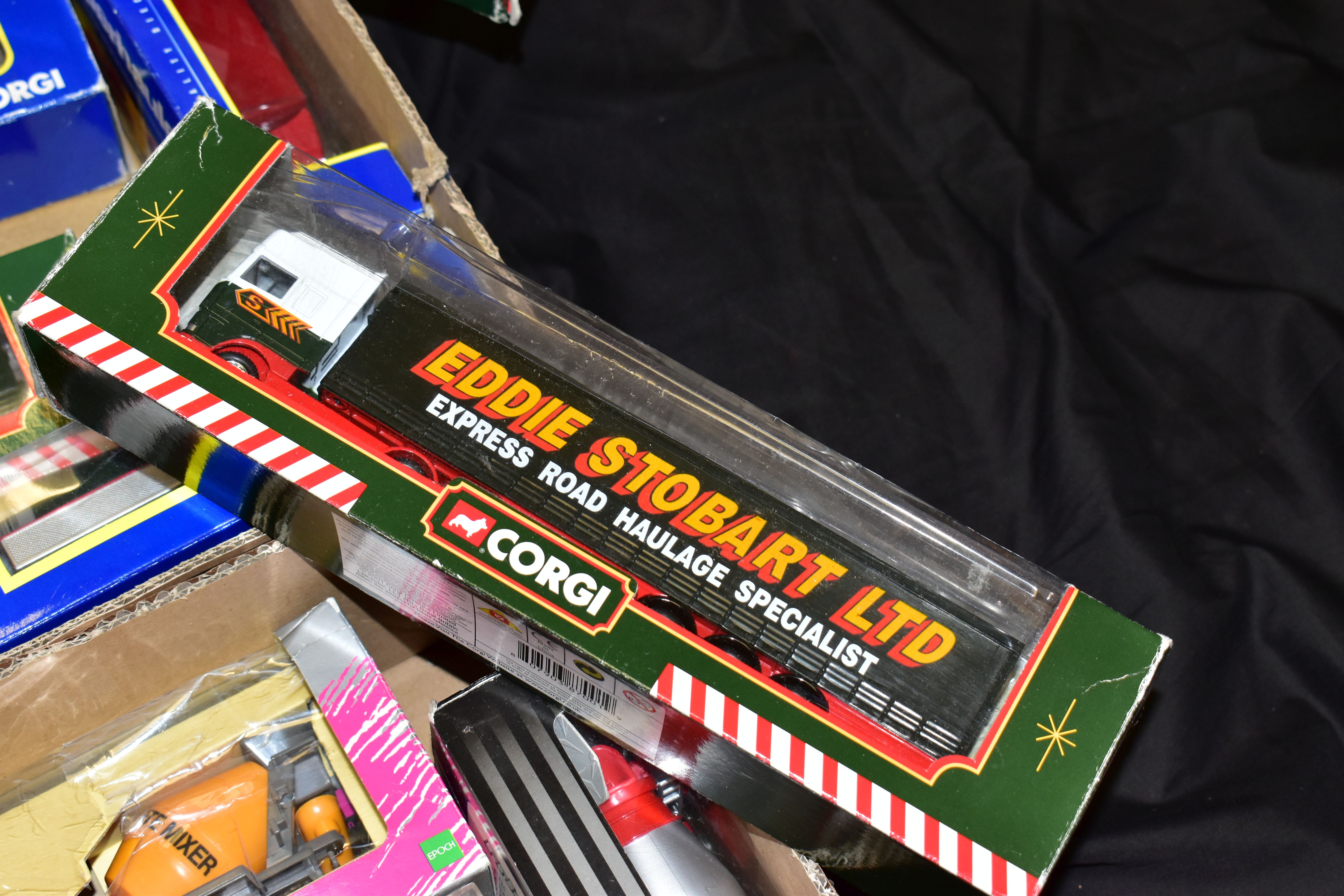 A QUANTITY OF BOXED ASSORTED MODERN DIECAST AND PLASTIC LORRIES, TRUCKS AND VANS, to include Corgi - Image 4 of 6