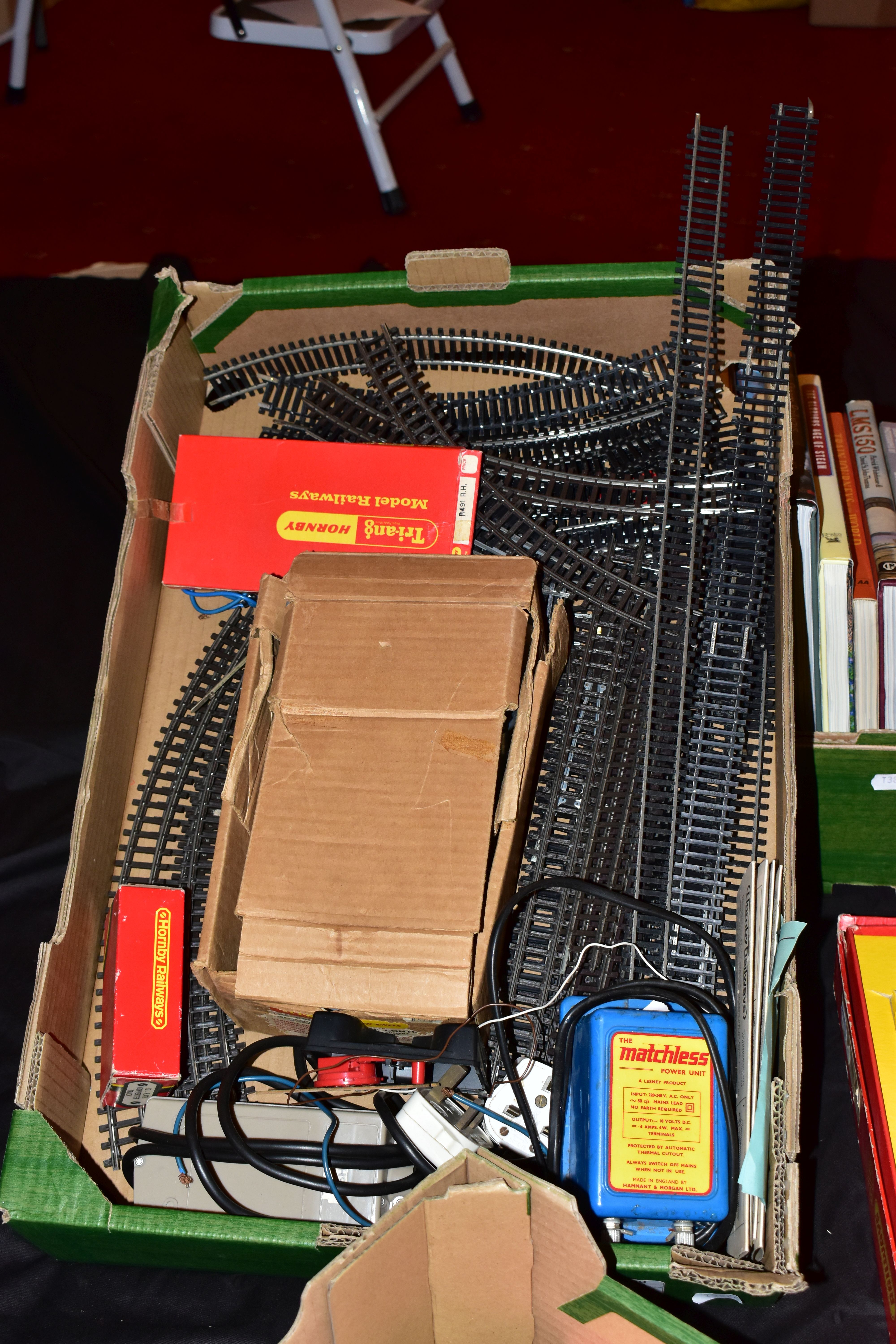 A QUANTITY OF BOXED AND UNBOXED OO/HO GAUGE RAILWAY LINESIDE ACCESSORIES, BUILDINGS, TRACK AND - Image 3 of 6