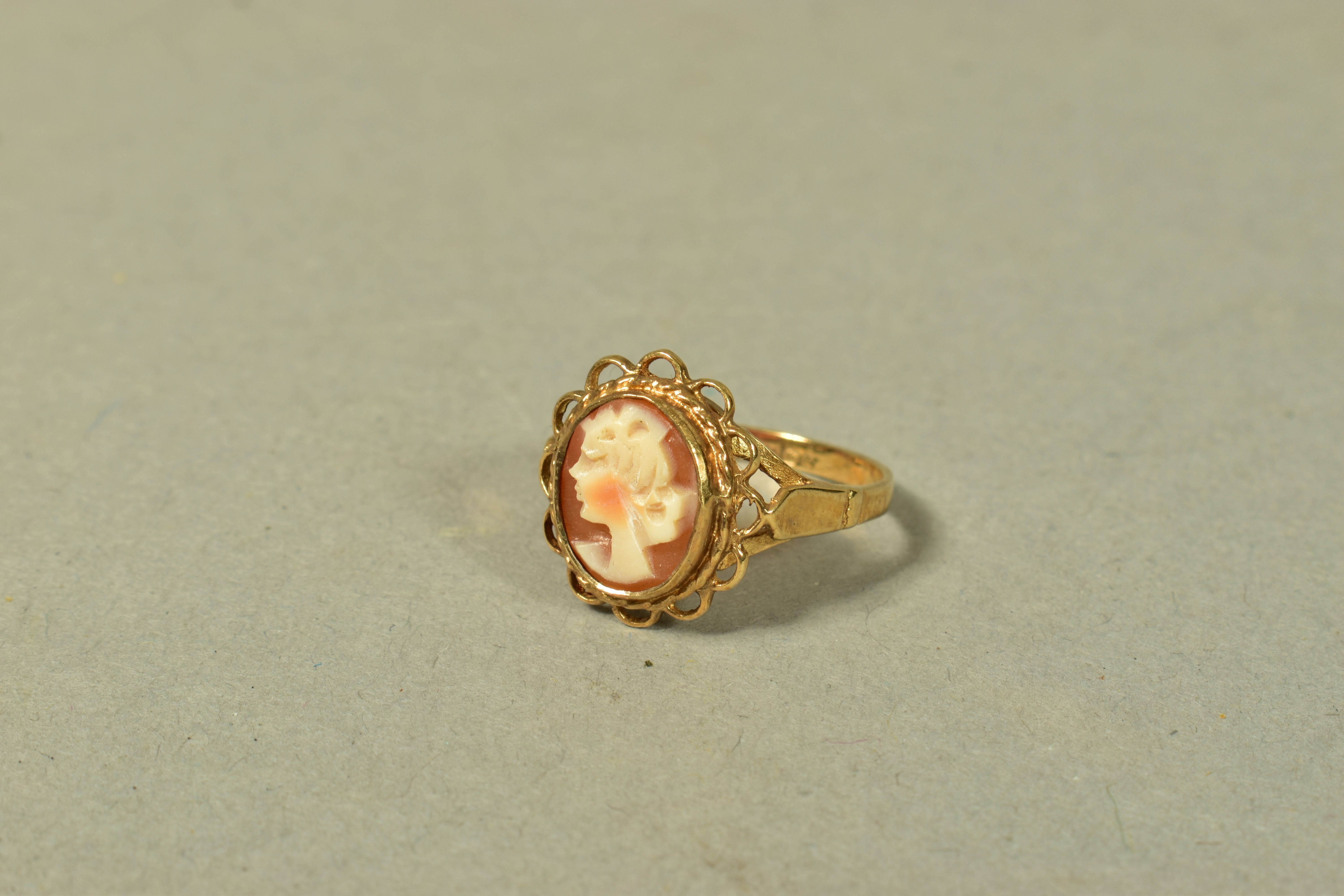 A 9CT GOLD CAMEO RING, oval form depicting a lady in profile, collet mount and scallop edge