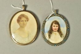 AN EDWARDIAN PORTRAIT MINIATURE ON IVORY OF A GIRL, MOUNTED IN AN OVAL SILVER FRAME, the frame set