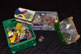 A LARGE QUANTITY OF ASSORTED LOOSE MECCANO ITEMS, various eras from 1950's to modern includes 1970's