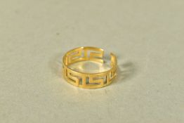 AN 18CT GOLD 'GREEK KEY' RING, plain polished design, split shank, with Cypriot 18ct gold
