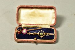 THREE ITEMS OF GOLD JEWELLERY, to include an early 20th century 15ct gold peridot and split pearl