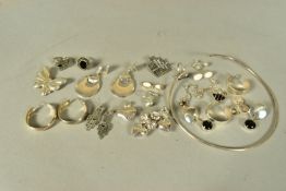 A BAG OF ASSORTED SILVER AND WHITE METAL JEWELLERY, to include a plain polished silver neck