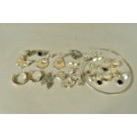 A BAG OF ASSORTED SILVER AND WHITE METAL JEWELLERY, to include a plain polished silver neck